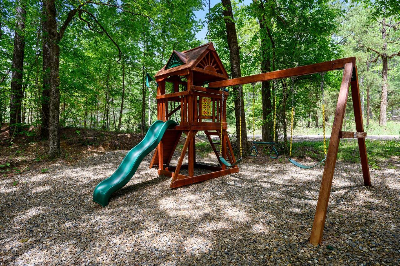 Hickory Bear - Cabin Surrounded By Pines, Sleeps 10, Hot Tub, Fire Pit, Arcade, Foosball Table & Deck Slide Broken Bow Εξωτερικό φωτογραφία